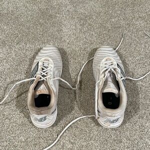 New Balance White Metal Spike Baseball Cleats – Size 7.5